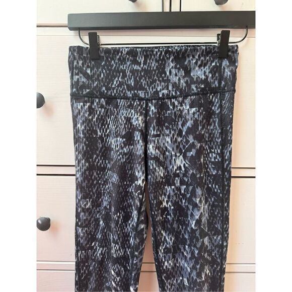 ATHLETA Chaturanga High Rise Black/Gray Cobra Snake Print Leggings size S - Picture 3 of 13